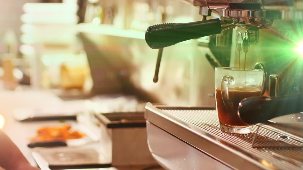 Animazione di punti luce su un uomo caucasico che prepara il caffè in un bar.