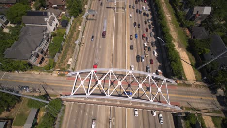 vista aérea del tráfico de automóviles en la autopista 59 sur en houston, texas