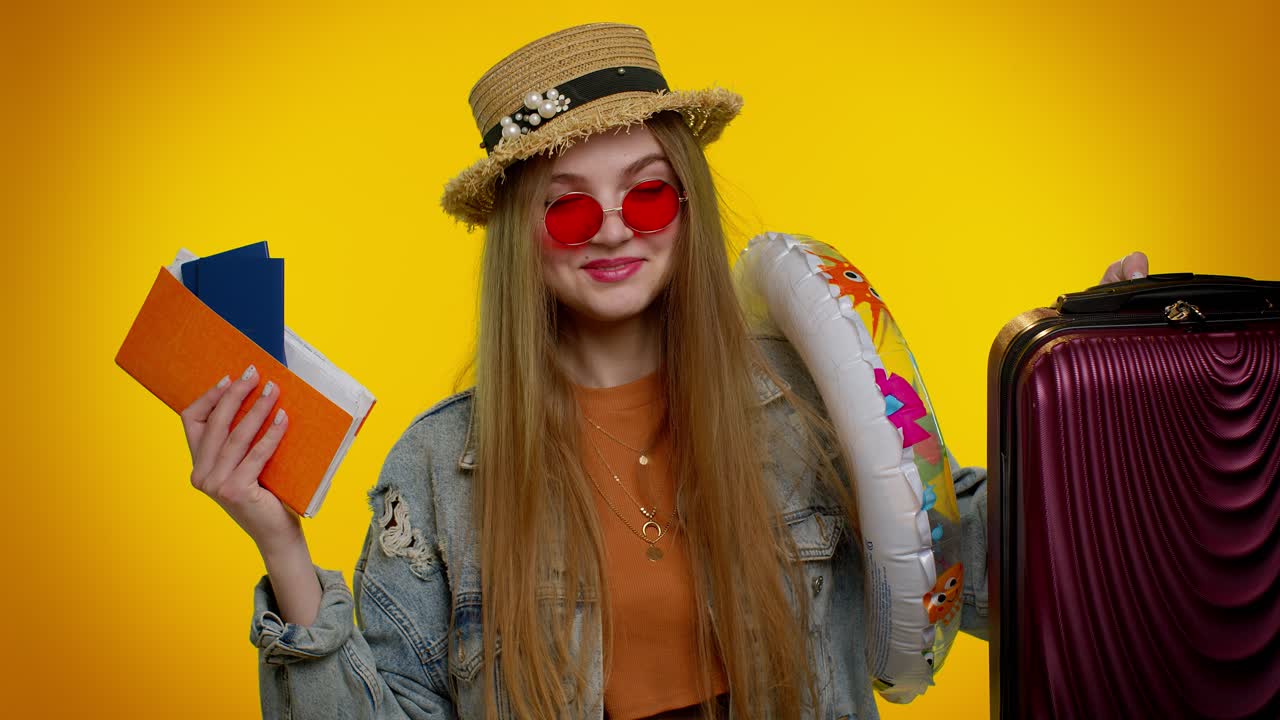 vacaciones de verano, viajero turista adolescente estudiante chica celebrando, con pasaporte, boletos, equipaje
