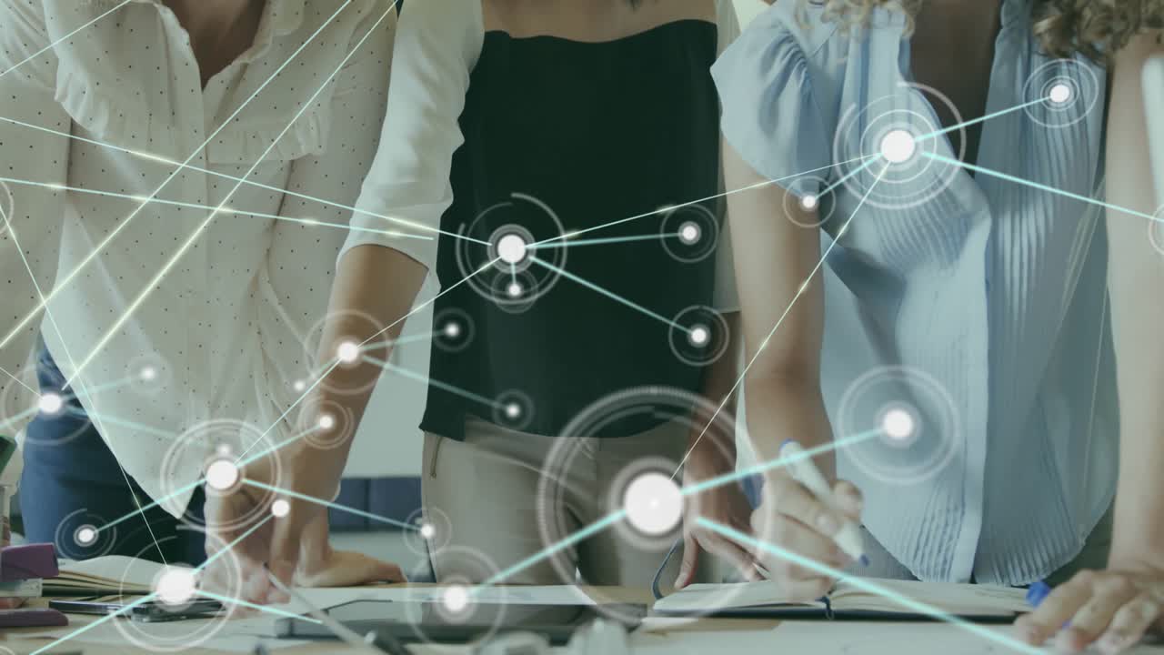 Animazione di punti collegati da linee su diverse colleghe che preparano rapporti in ufficio.