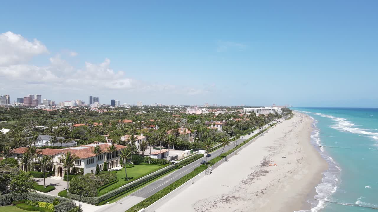 Un viaggio aereo lungo una bellissima strada costiera a West Palm Beach, Florida.