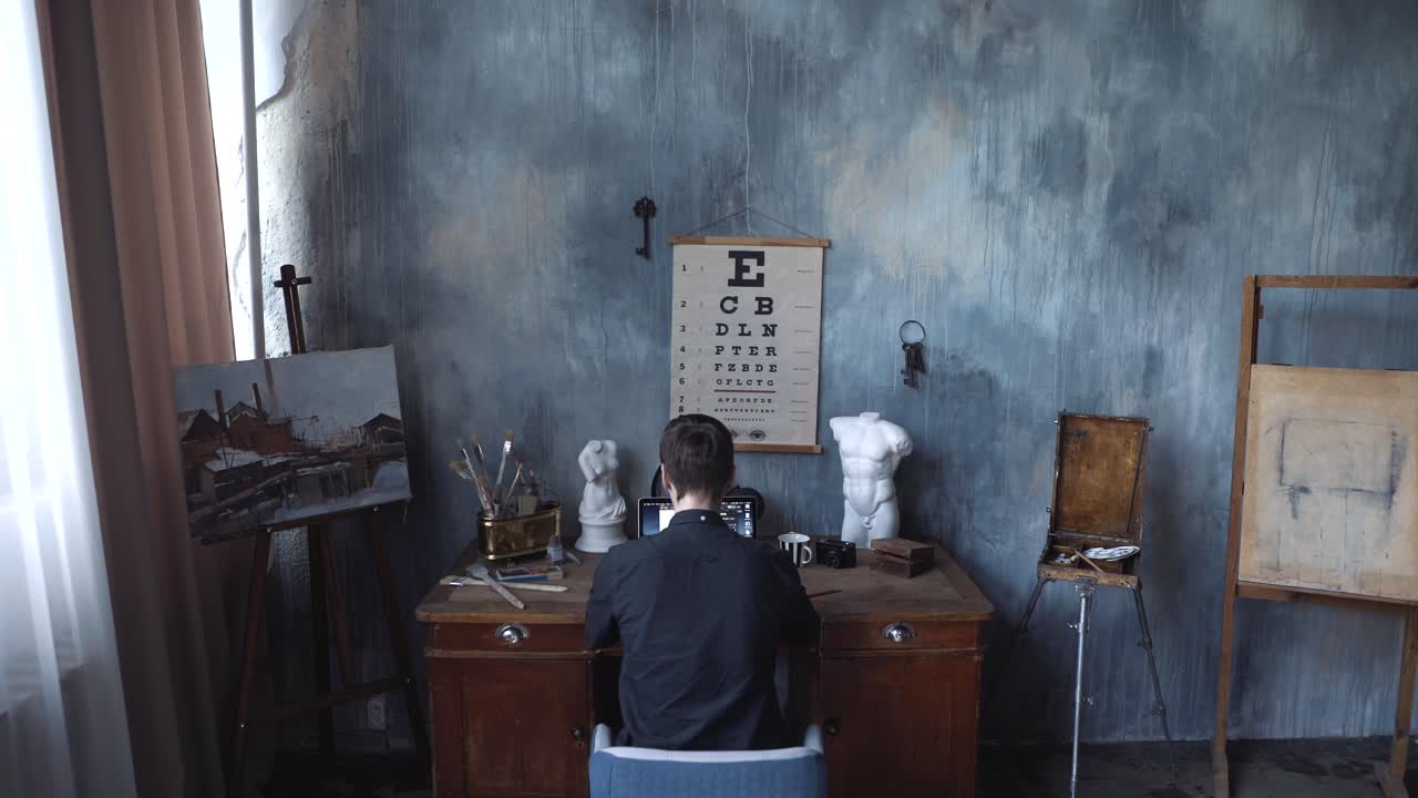 artista trabajando en un estudio