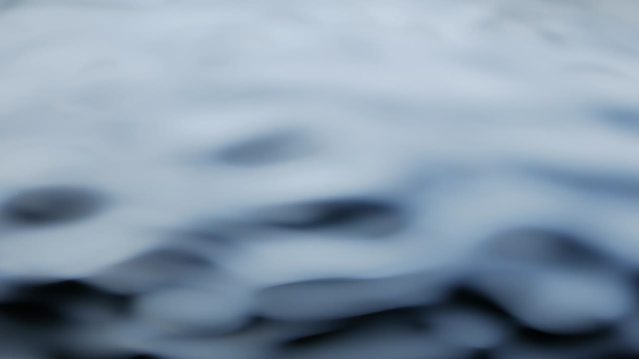 resonancia. macro de blanco y negro metálico, efecto visual parece metal líquido. girando agua negra líquido. no fondo abstracto 3d. superficie de reflexión ondulada. flujo de abstracción de fluido de moda