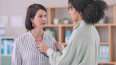 médico, habla y estetoscopio para mujeres