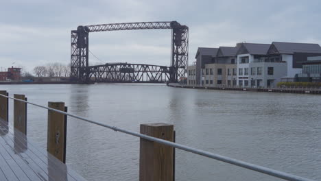 Vertikalhubbrücke,-Aufgenommen-Von-Der-Anderen-Seite-Des-Flusses-In-Cleveland,-Ohio