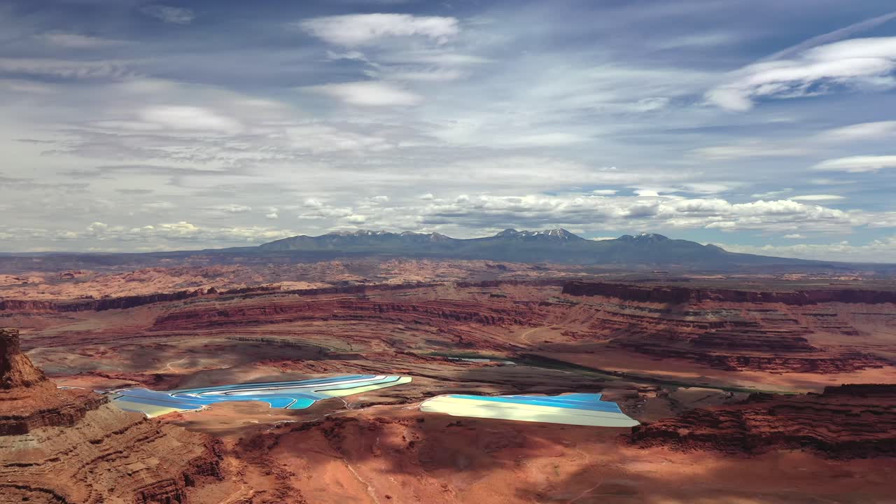 vista aérea de la mina de potasa y los estanques de evaporación en el desierto de moab, utah, ee.uu. - disparo de drones