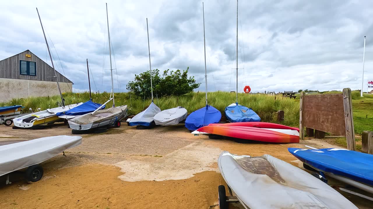 해안에 저장된 보트와 장비