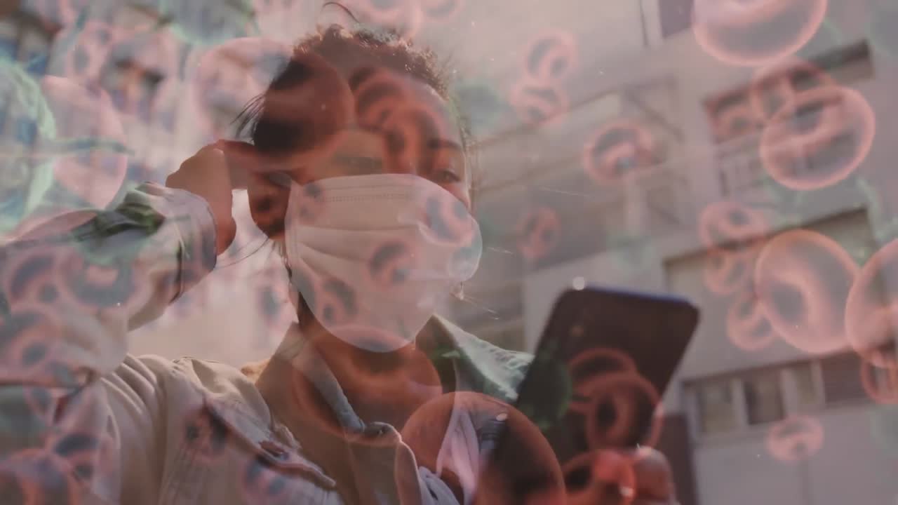 animación de células de covid-19 que se mueven sobre una mujer con máscara facial