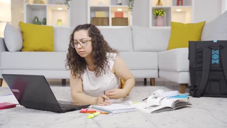 Videoanruf-Einer-Studentin-über-Den-Unterricht.