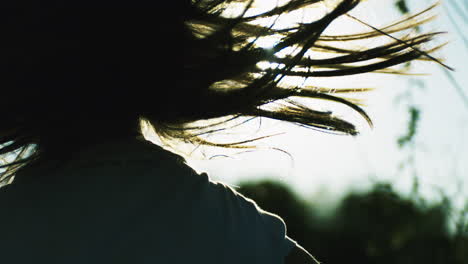 mujer con dreadlocks en el sol