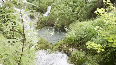 principal cae en pequeñas piscinas en los lagos de plitvice