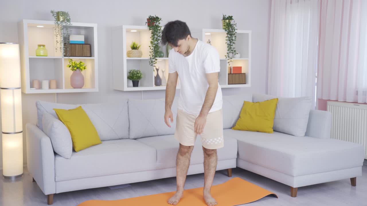 집에서 운동을 하고 팔을 펴는 남자. 건강한 생활 피트니스.