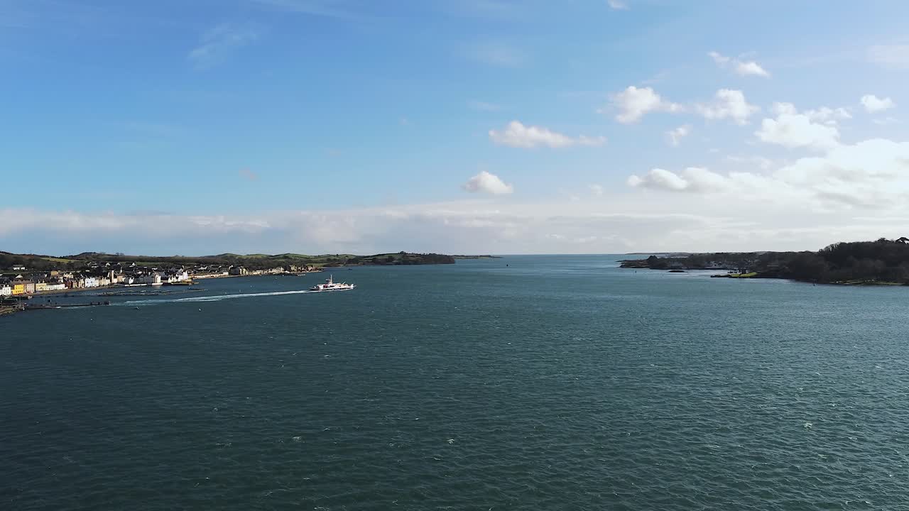 화창한 봄날 호수를 건너는 페리 횡단 카운티