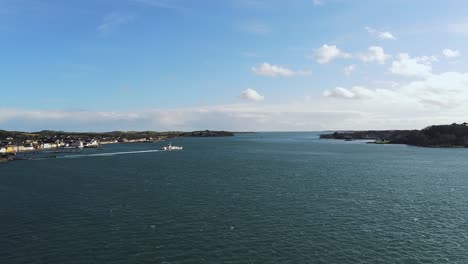 Ferry-Cruzando-El-Condado-De-Down-Lough-En-Un-Día-Soleado-De-Primavera