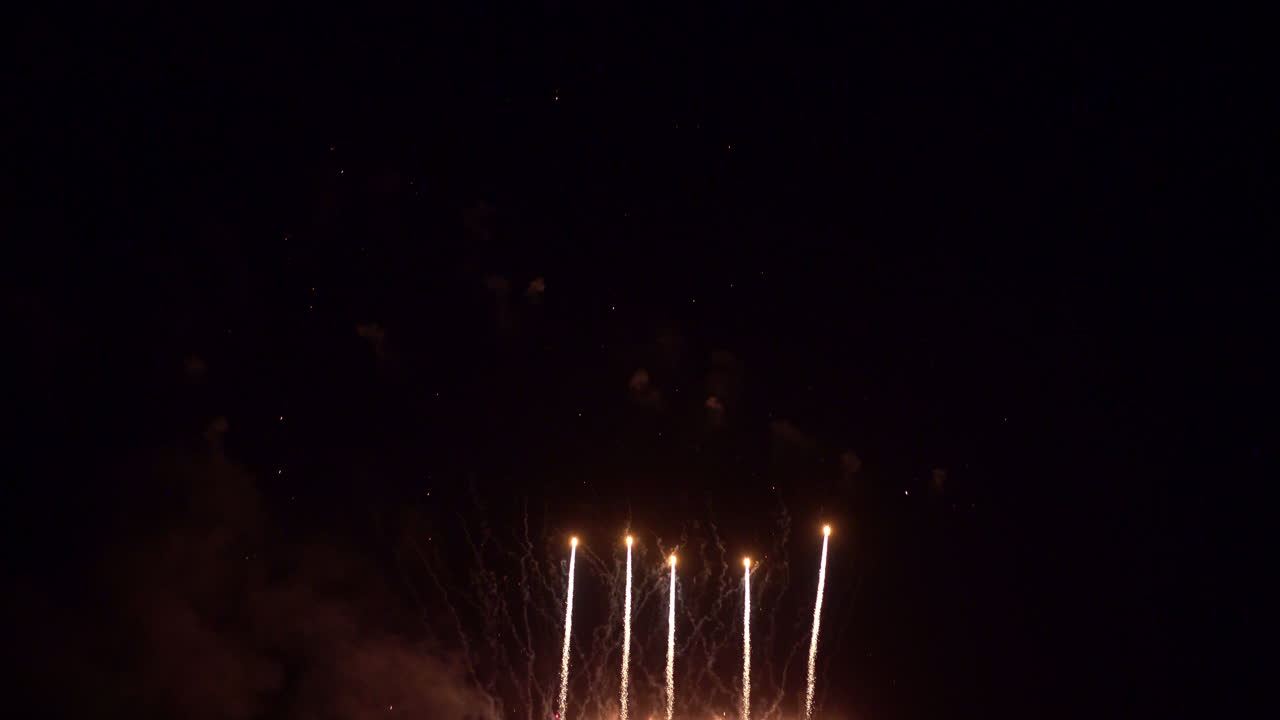 un espectáculo de fuegos artificiales en un cielo distante