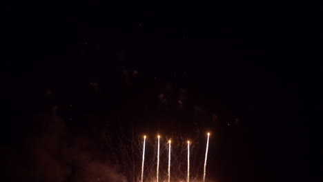 un espectáculo de fuegos artificiales en un cielo distante
