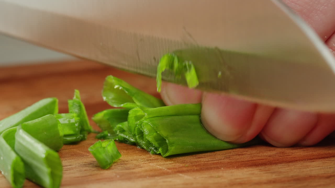 초록 양파를 잘라