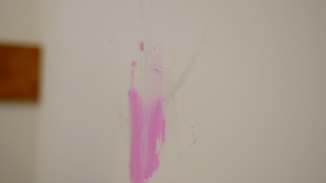 persona pone masilla en la pared para llenar el agujero