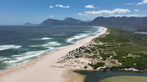 Interminable-Playa-De-Arena-Y-Cordillera-En-Sudáfrica,-Vista-Aérea