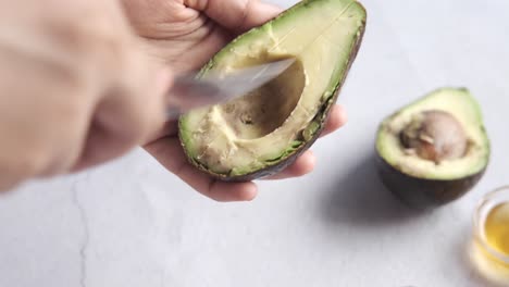 cortando un aguacate