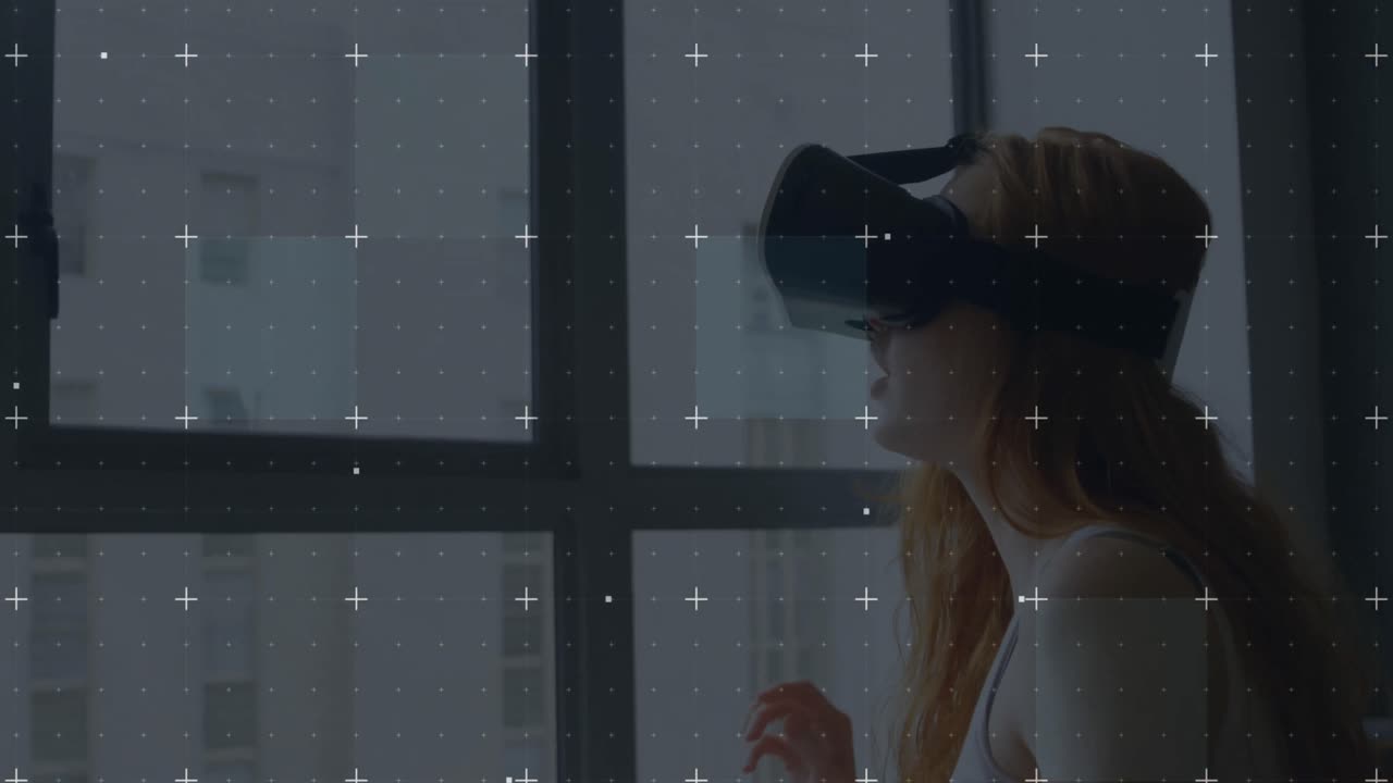 partículas blancas que se mueven sobre la red contra la mujer caucásica que usa auriculares vr en casa