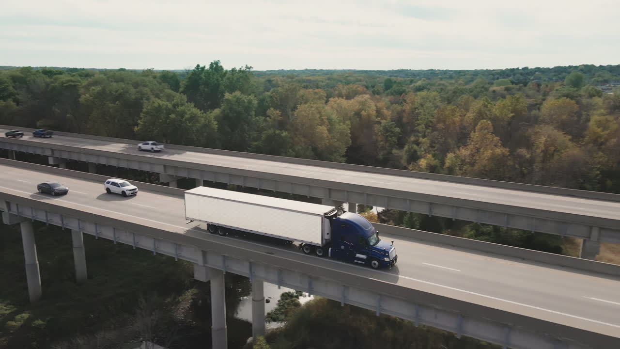 Autoarticolato su un ponte autostradale
