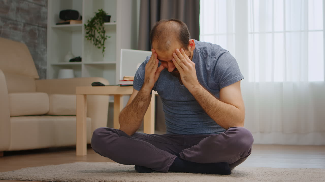 Uomo depresso sul tappeto