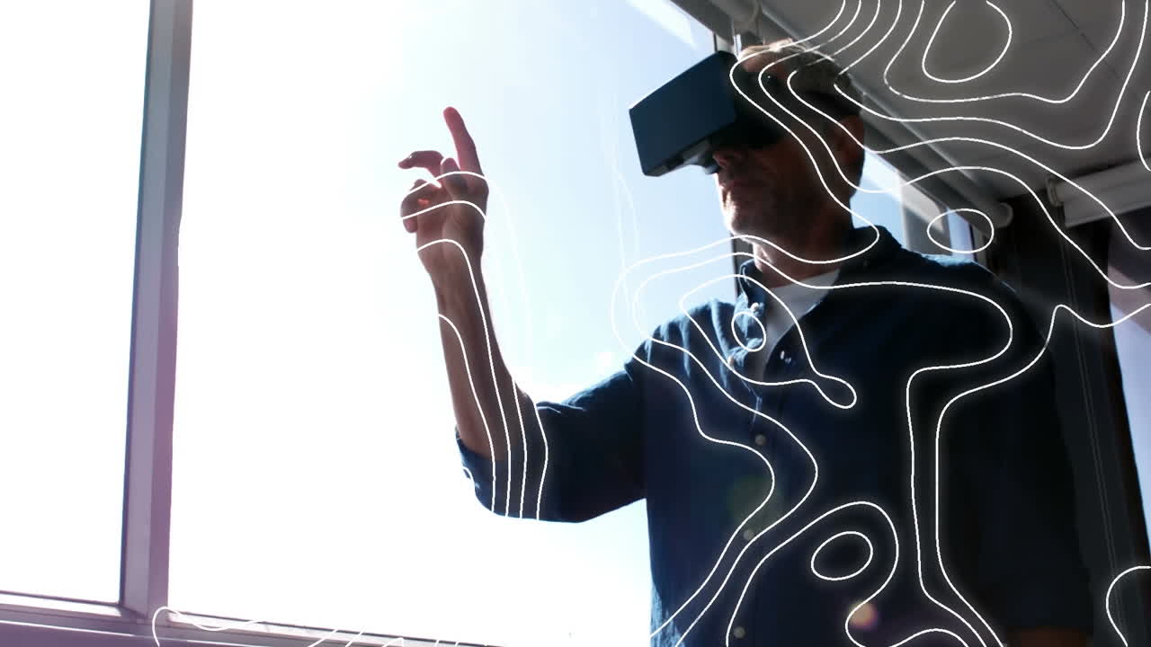Animazione di una mappa topografica in movimento, su un uomo con visore VR che gesticola su un'interfaccia virtuale