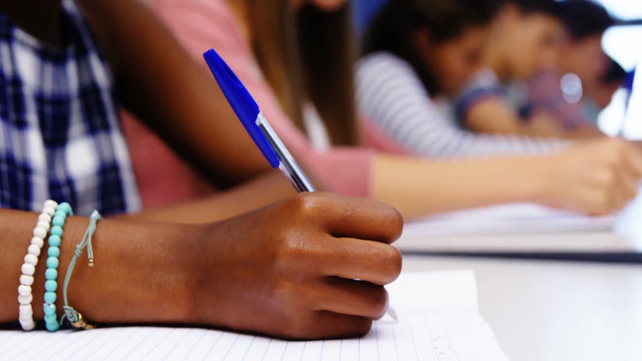 Estudiantes que estudian en el aula