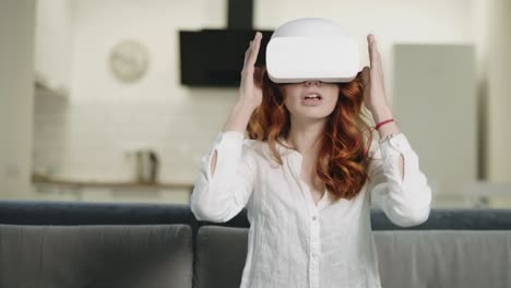 mujer bonita poniendo gafas de video. retrato de mujer sentada en gafas de video