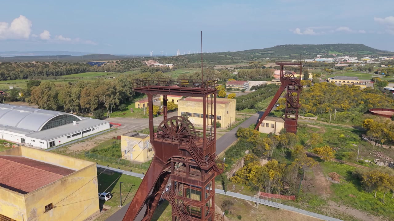 Mina de Carvão de Serbariu - Museu do Carvão (Museo del Carbone) em Carbonia, Sardenha, Itália. - Tomada aérea com inclinação ascendente