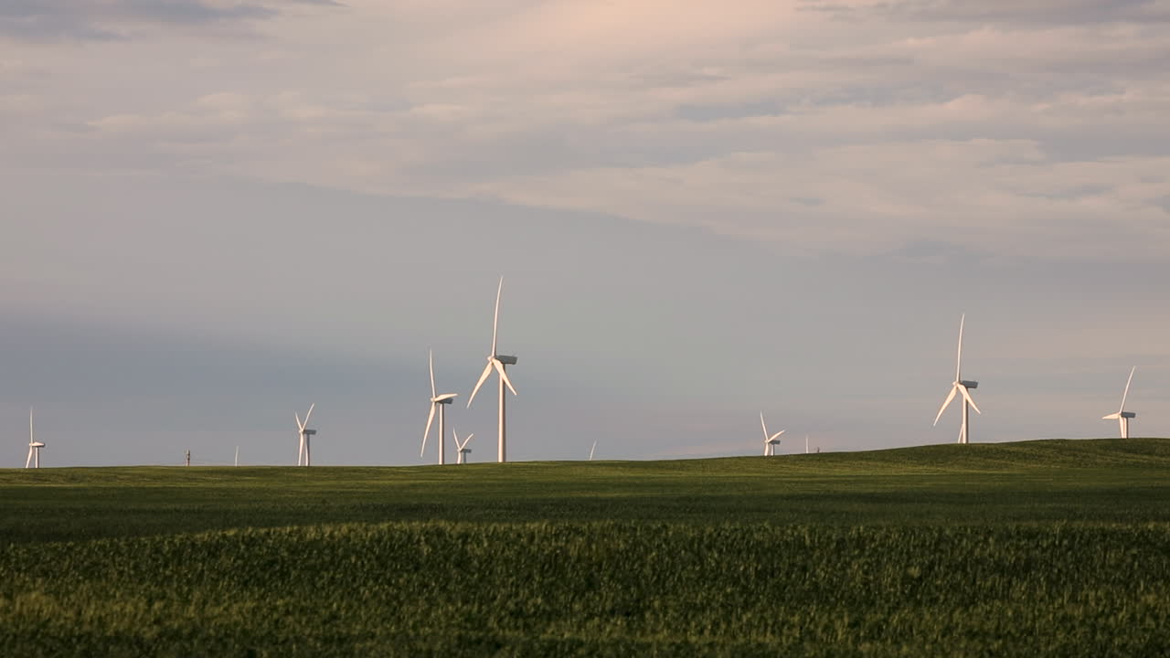 идеальный статичный снимок удаленных ветряных мельниц, создающих чистую энергию, борющихся с изменением климата, энергия ветра, мягкий свет на открытом травяном поле