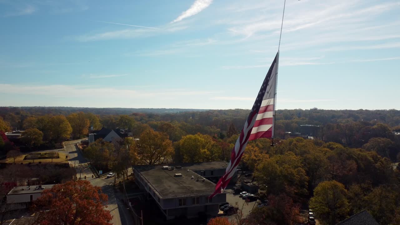 bandera estadounidense ondeando desde una grúa en carolina del sur