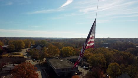 Bandera-Estadounidense-Ondeando-Desde-Una-Grúa-En-Carolina-Del-Sur