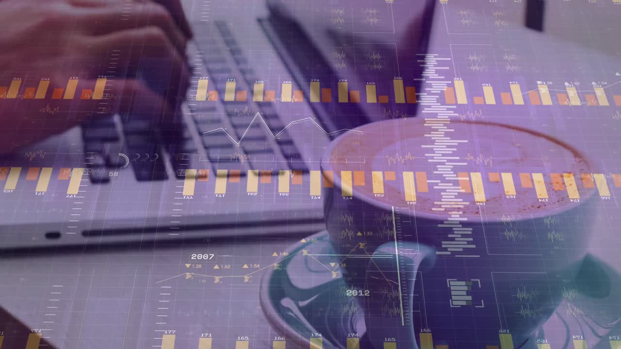 animación del procesamiento de datos financieros a través de una computadora portátil empresario caucásico usando una computadora portátil.