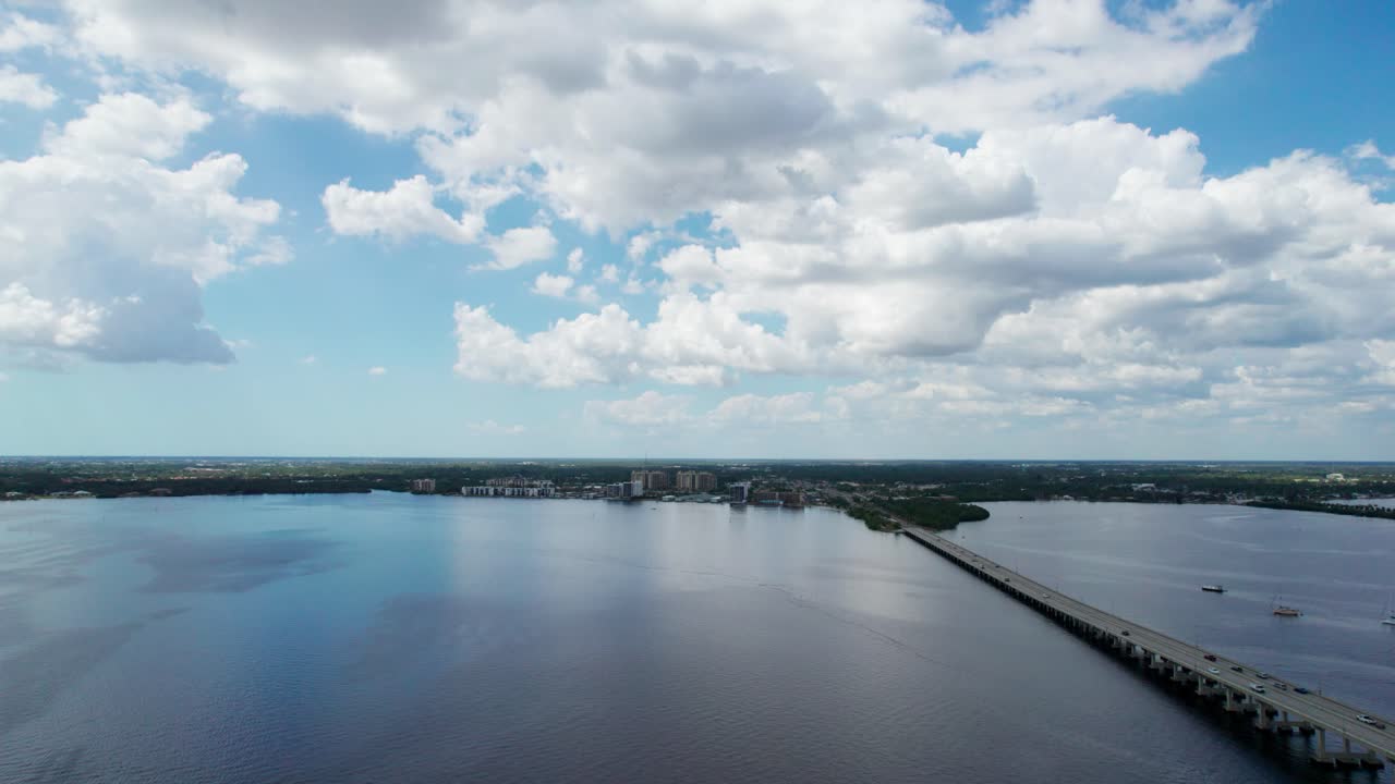 vista aérea de alta altitud y gran ángulo del río caloosahatchee en florida