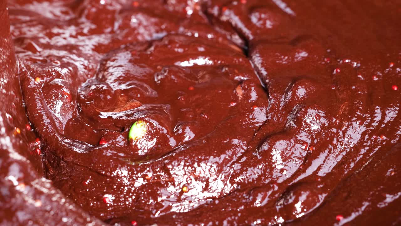 la masa de chocolate gruesa se agita suavemente
