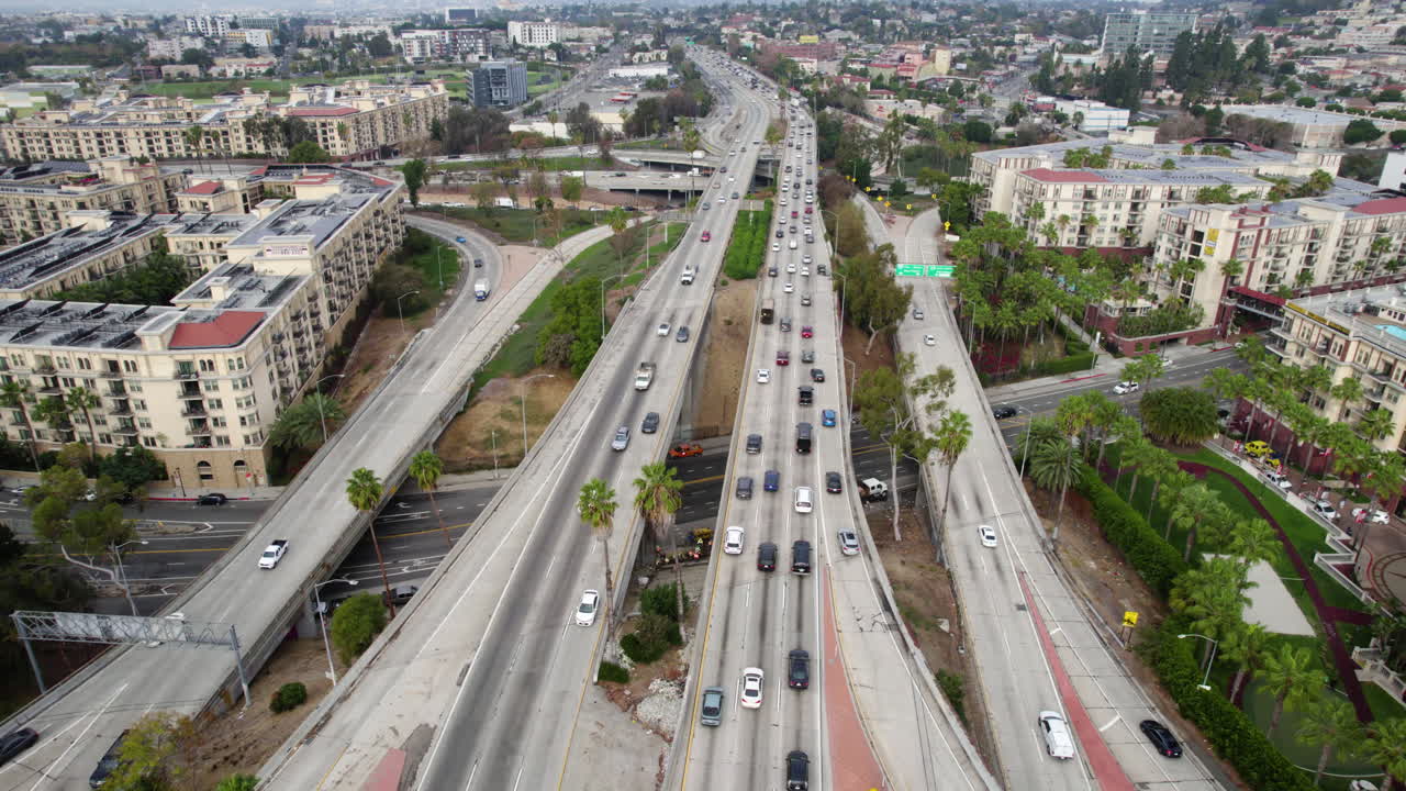 los ángeles, estados unidos, vista aérea del tráfico en la autopista us-101, la autopista de hollywood y el intercambio por los edificios de apartamentos del centro