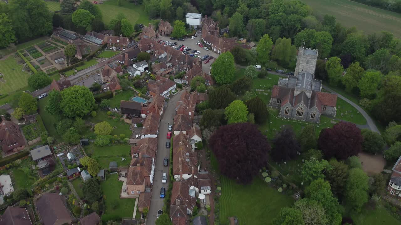 Panorering væk fra landsbyen Chilham i Kent, Storbritannien.