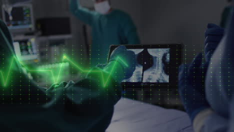 animación de cardiógrafo sobre diversos cirujanos usando tableta en el hospital