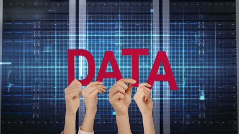 manos sosteniendo los datos