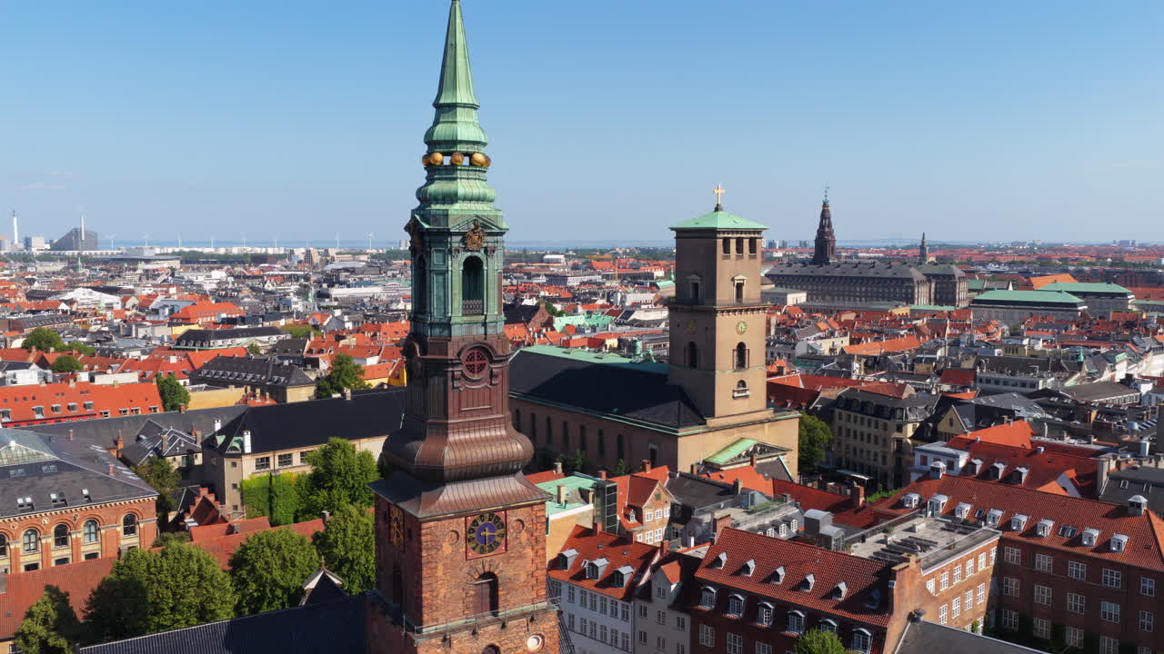 Vista aerea da drone delle torri storiche delle chiese, tra cui la guglia del Nikolaj Kunsthal e la torre della Chiesa di Nostra Signora a Copenaghen, in Danimarca