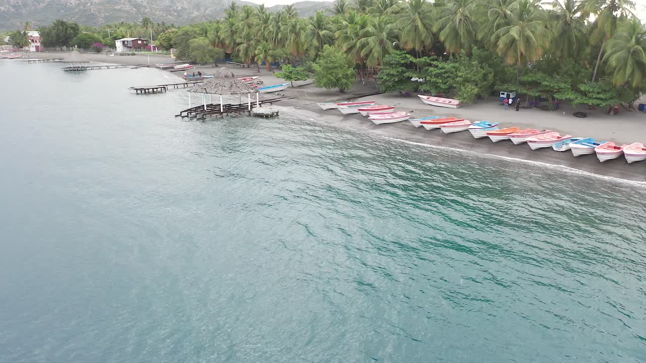 pescadores en bote pequeño junto a la playa palmar de ocoa, república dominicana
