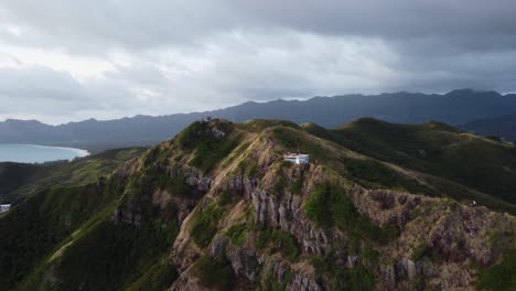 Filmische-Sonnenaufgangs-drohnenaufnahme-Der-Bunker-Des-Wwii-Mit-Blick-Auf-Den-Ozean-In-Der-Nähe-Von-Lanikai-Beach-Auf-Der-Hawaiianischen-Insel-Oahu