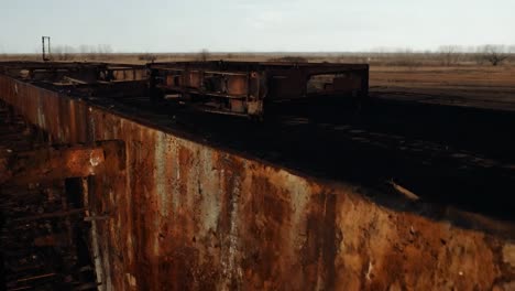 estructura metálica oxidada en un edificio abandonado
