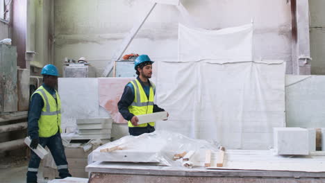 compañeros de trabajo en una fábrica de mármol