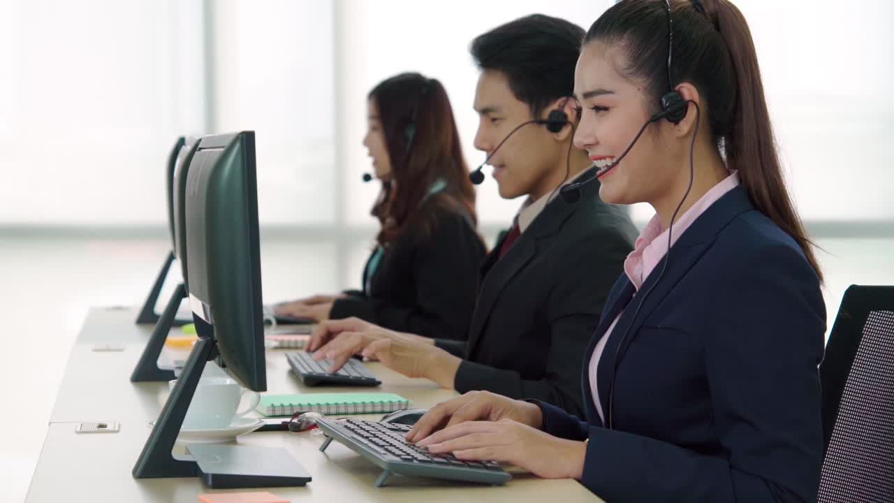personas de negocios que usan auriculares trabajando en la oficina