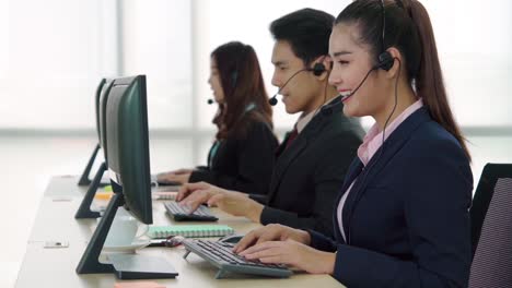 Gente-De-Negocios-Con-Auriculares-Trabajando-En-La-Oficina