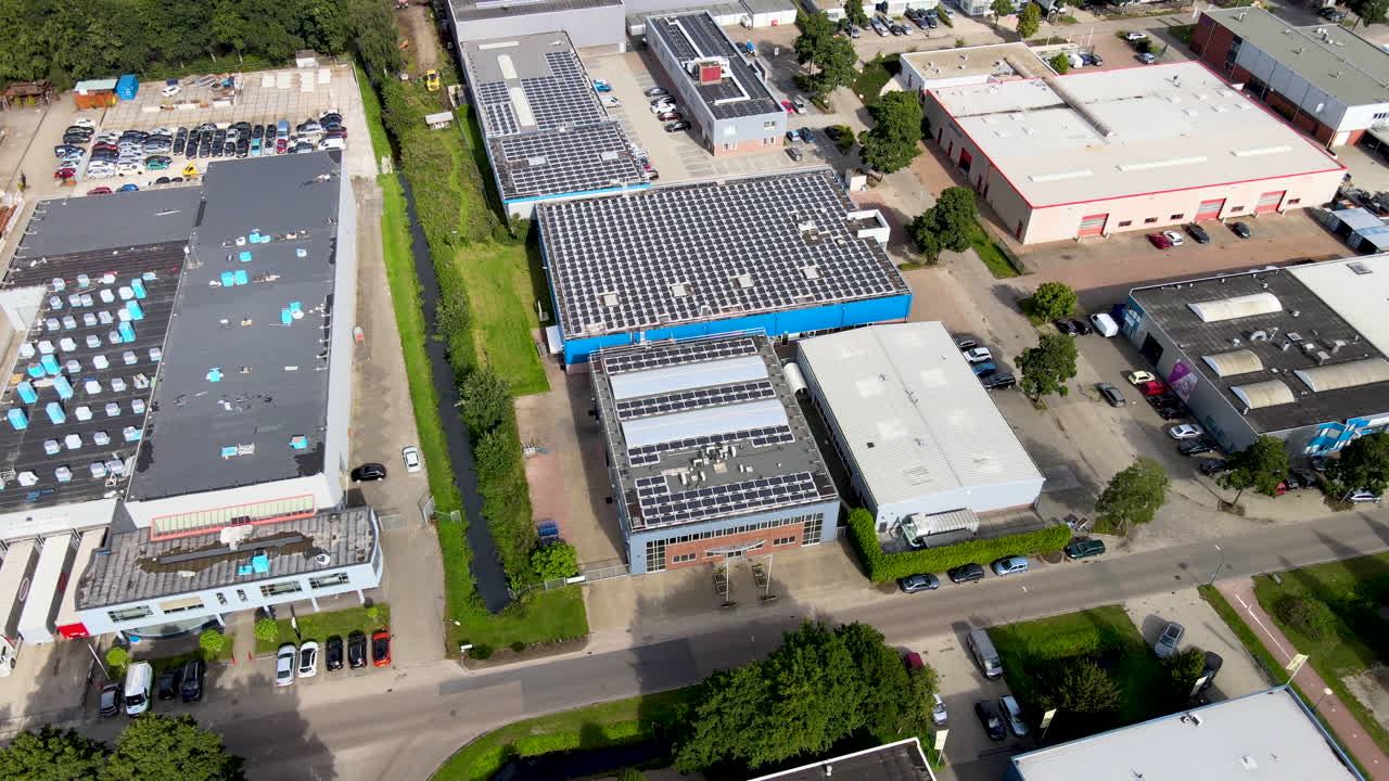 Kamerakran opad over industrielle hustage fyldt med solpaneler - vidvinkel