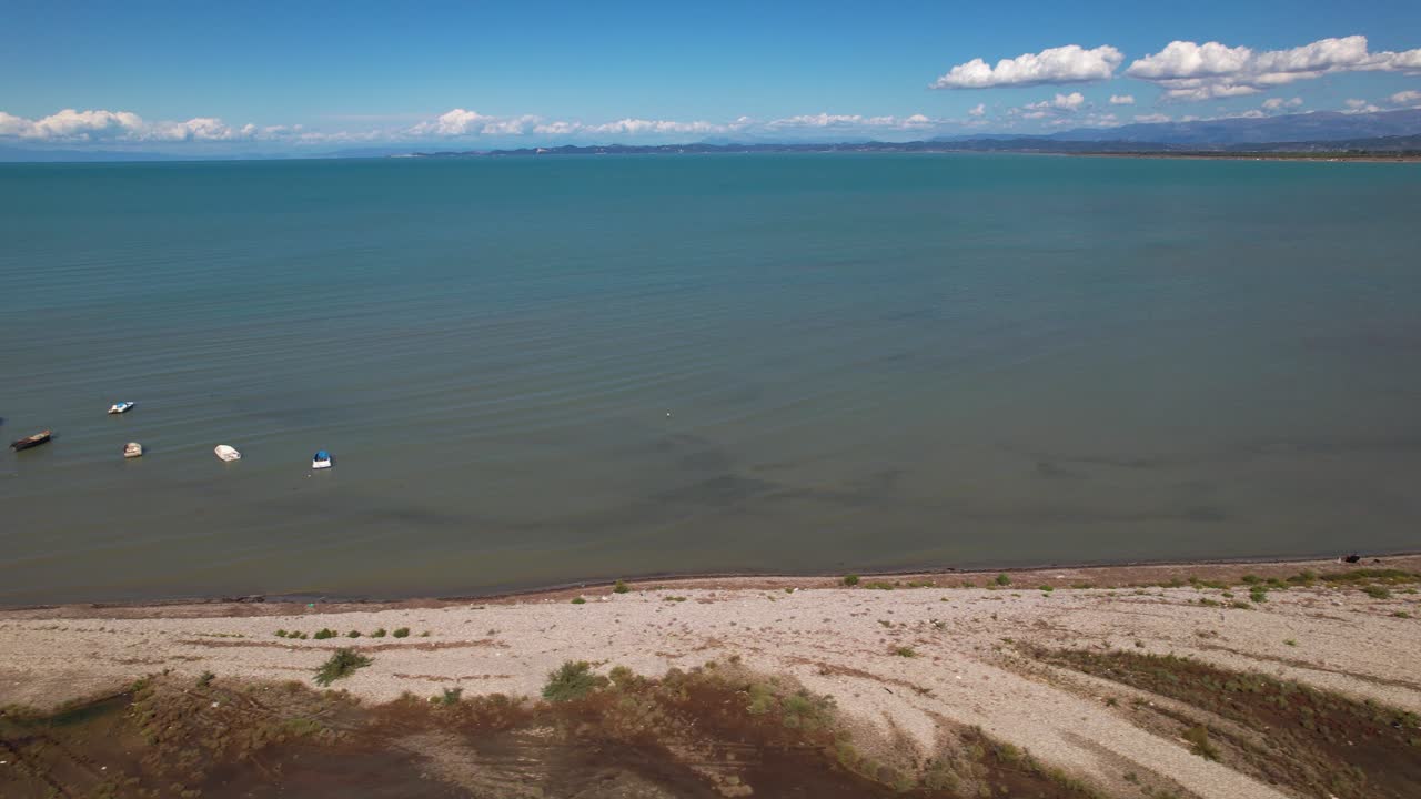 barcos de pesca anclados en una laguna con aguas poco profundas cerca de la costa del mar adriático en albania